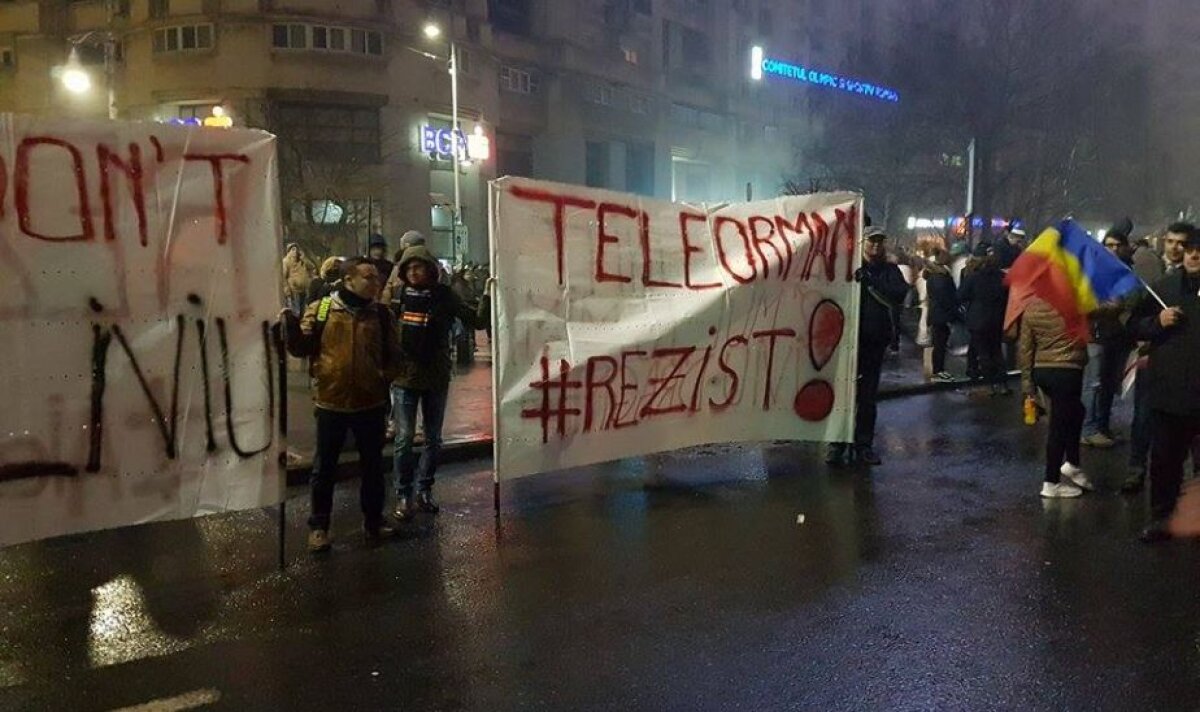 VIDEO + FOTO A șasea zi de proteste! Prezență incredibilă în Piața Victoriei: 300.000 de oameni s-au strâns în fața Guvernului 