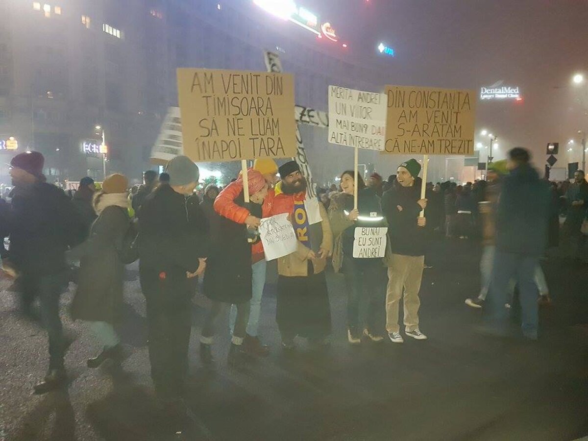 VIDEO + FOTO A șasea zi de proteste! Prezență incredibilă în Piața Victoriei: 300.000 de oameni s-au strâns în fața Guvernului 