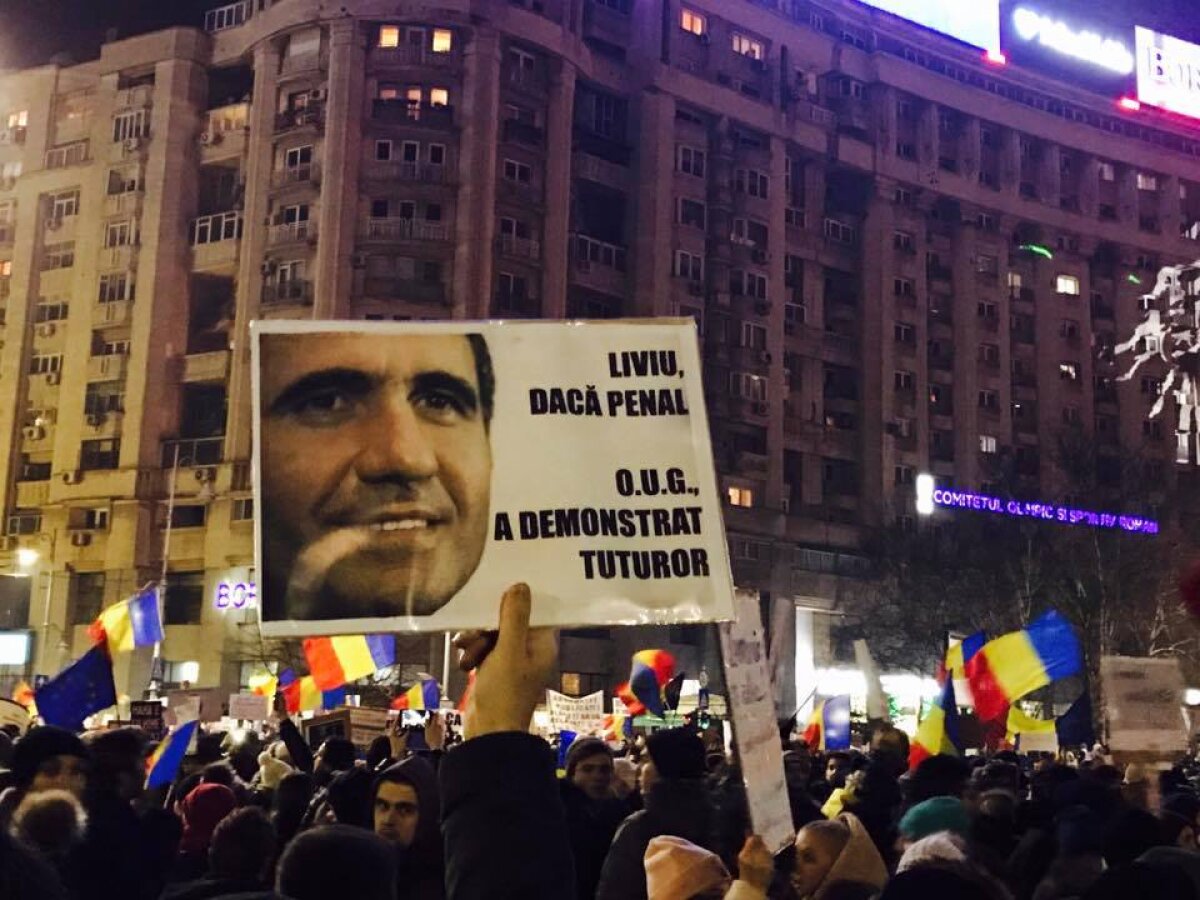 VIDEO + FOTO A șasea zi de proteste! Prezență incredibilă în Piața Victoriei: 300.000 de oameni s-au strâns în fața Guvernului 