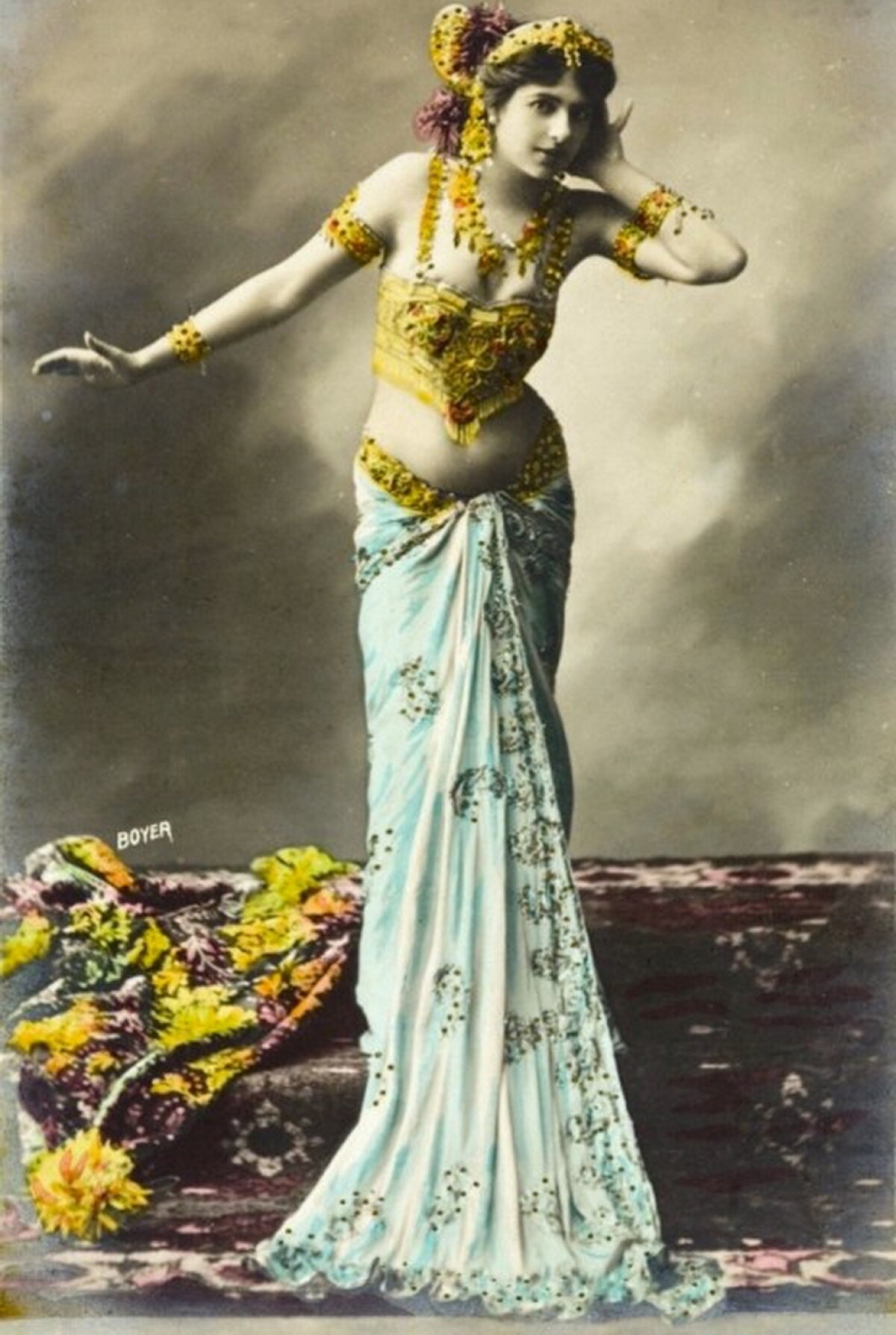 GALERIE FOTO » Fotografii sexy cu Mata Hari: spioană, dansatoare, stripteuză şi curtezană