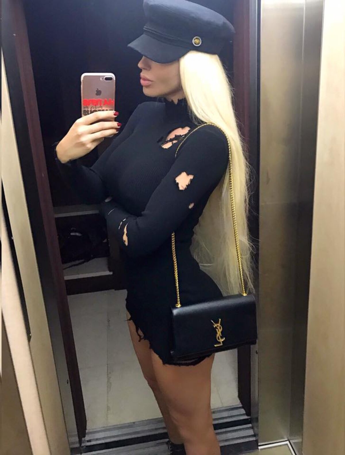 VIDEO + FOTO Imagini ÎNNEBUNITOARE cu cea mai sexy soție de fotbalist » Ce i-a făcut lui Van Persie după "războiul" din weekend :) 