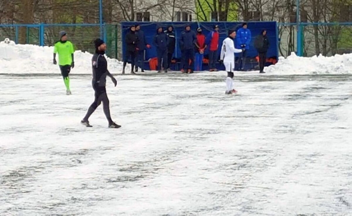 VIDEO + FOTO Fotbal pe zăpadă! Liderul din Liga a 2-a și liderul din Liga a 3-a au jucat un amical spectaculos! S-au marcat 8 goluri