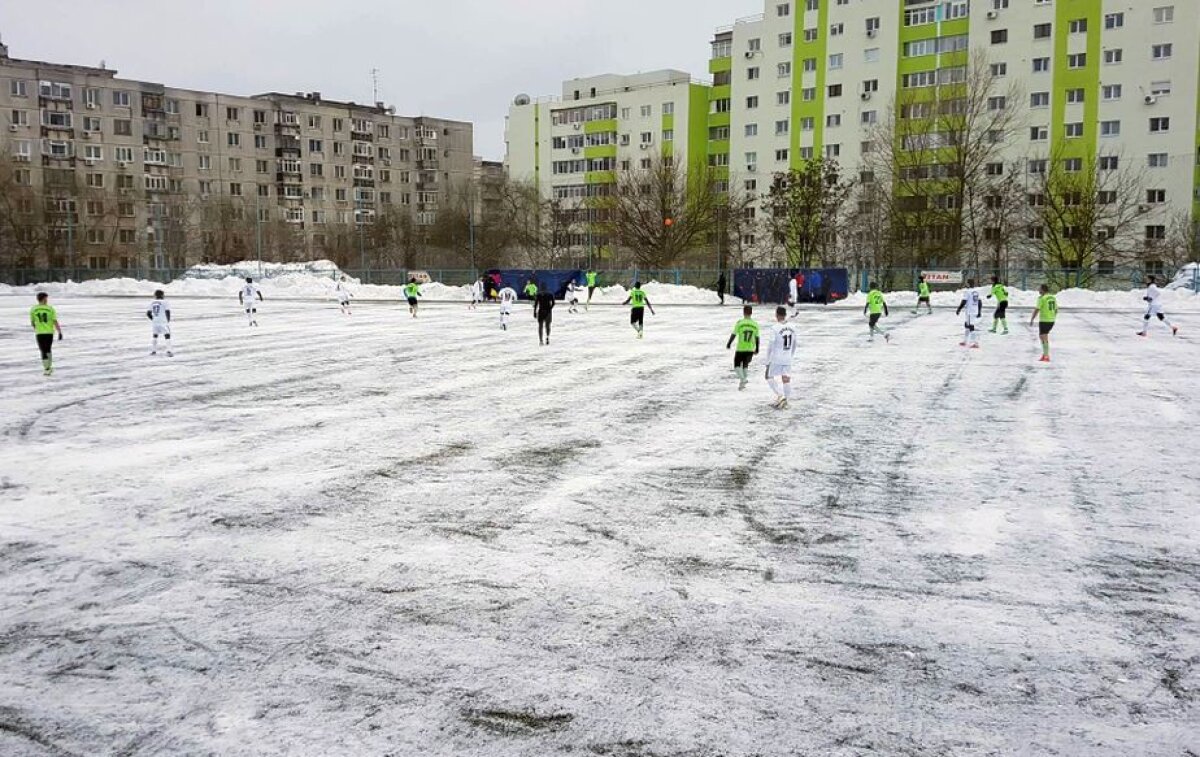 VIDEO + FOTO Fotbal pe zăpadă! Liderul din Liga a 2-a și liderul din Liga a 3-a au jucat un amical spectaculos! S-au marcat 8 goluri