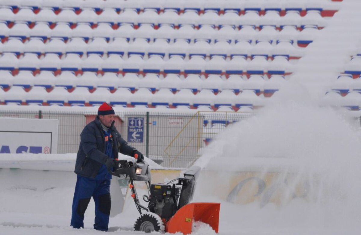 GALERIE FOTO Cu doar două zile înaintea meciului cu CSU Craiova, terenul lui FC Botoșani arată HORROR! Reacția celor două cluburi