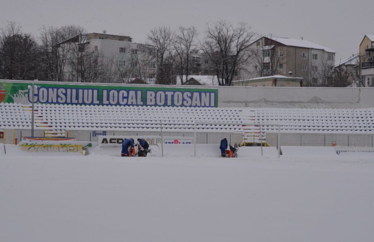 GALERIE FOTO Cu doar două zile înaintea meciului cu CSU Craiova, terenul lui FC Botoșani arată HORROR! Reacția celor două cluburi