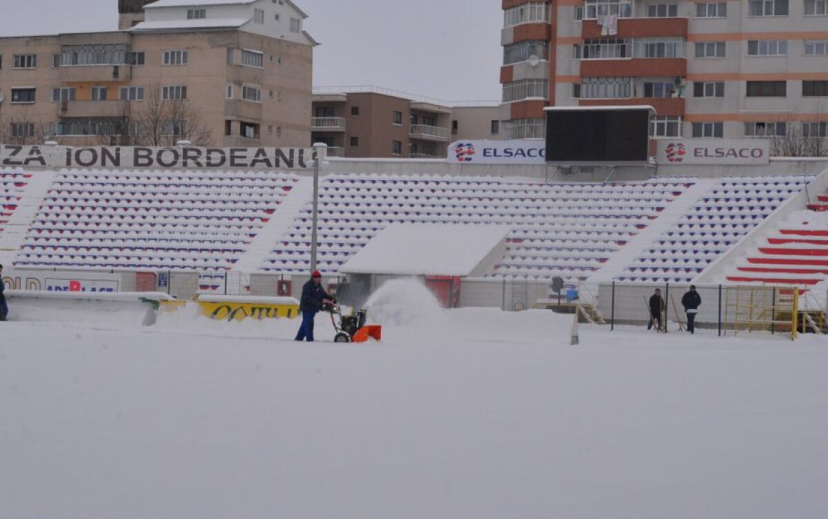 GALERIE FOTO Cu doar două zile înaintea meciului cu CSU Craiova, terenul lui FC Botoșani arată HORROR! Reacția celor două cluburi