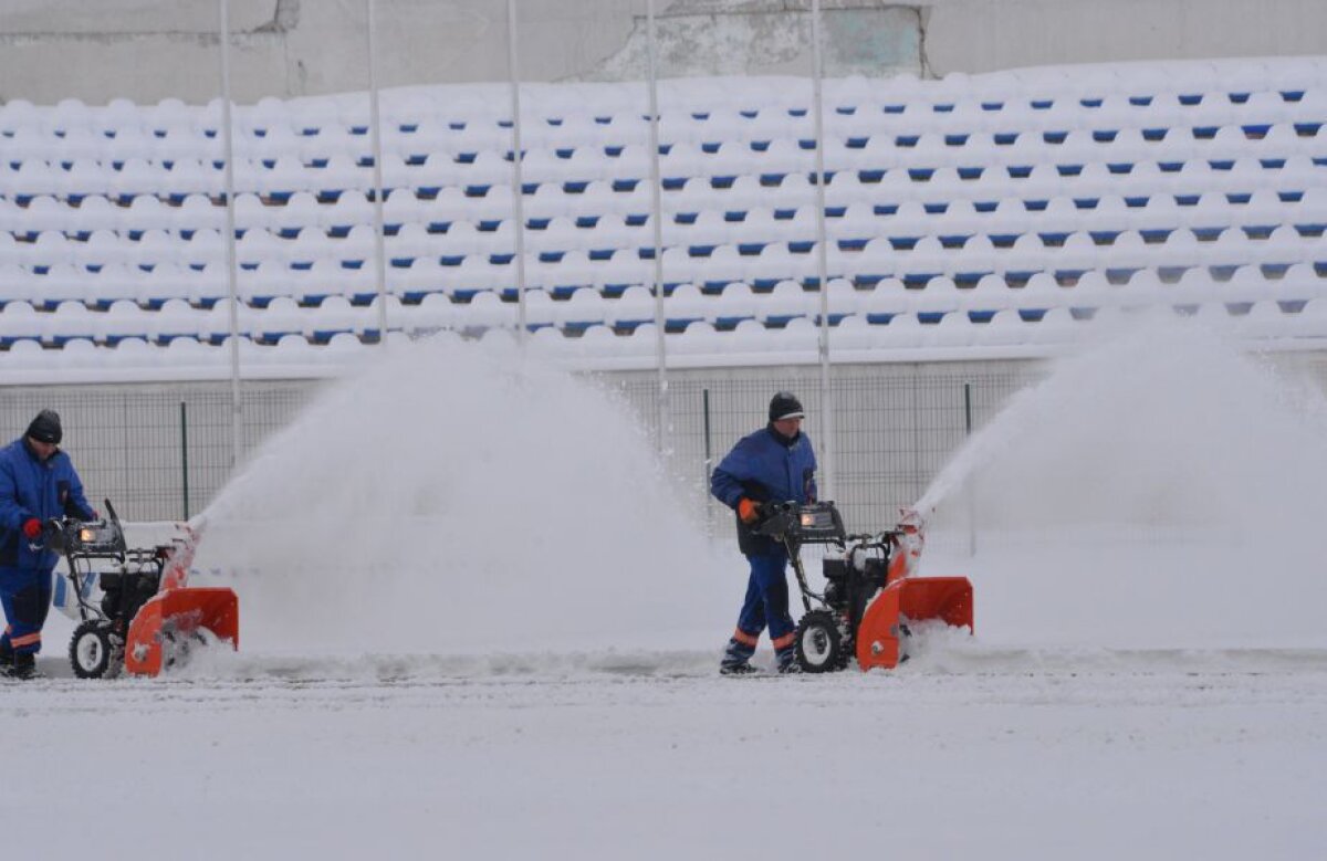 GALERIE FOTO Cu doar două zile înaintea meciului cu CSU Craiova, terenul lui FC Botoșani arată HORROR! Reacția celor două cluburi