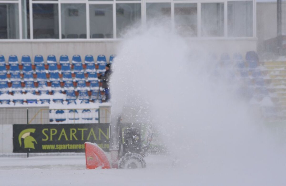 GALERIE FOTO Cu doar două zile înaintea meciului cu CSU Craiova, terenul lui FC Botoșani arată HORROR! Reacția celor două cluburi