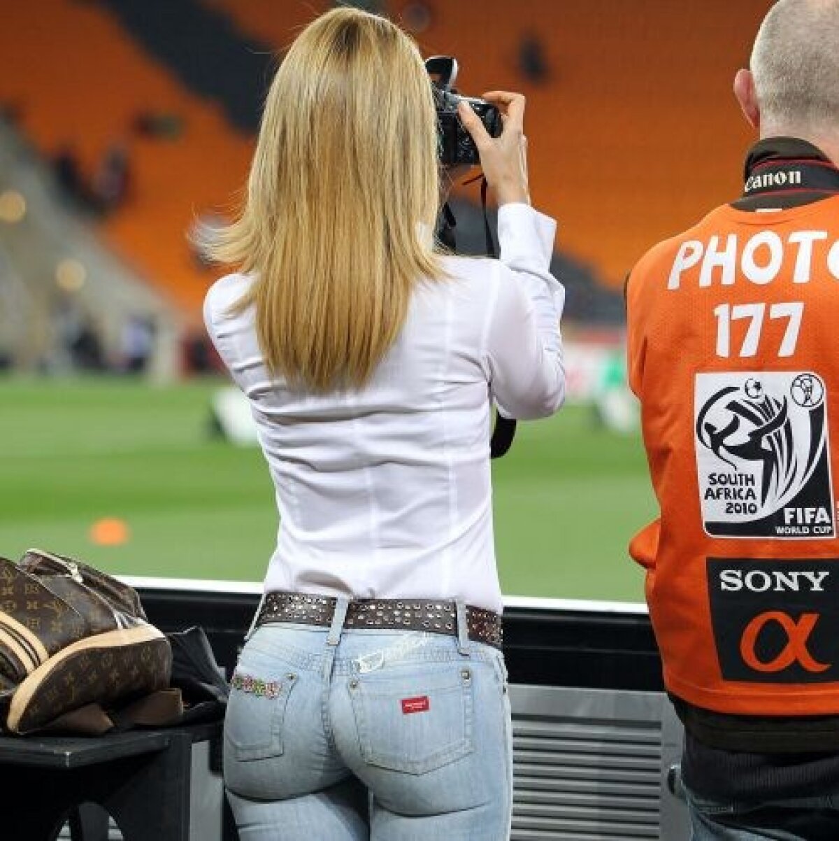 VIDEO&FOTO A fost la SuperBowl ca jurnalistă, însă a devenit cea mai sexy prezență pe teren