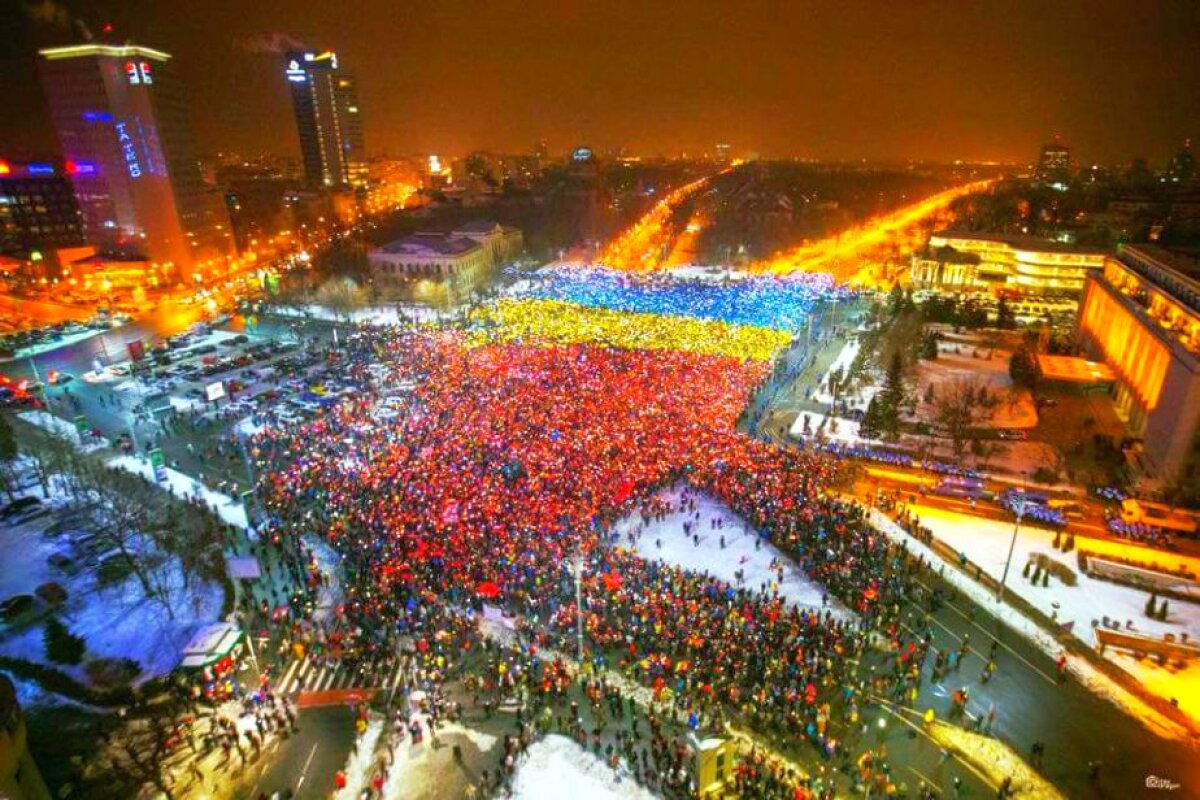 UPDATE/FOTO A doua duminică cu proteste masive în București » 70.000 de oameni au format un tricolor uriaș în fața Guvernului!