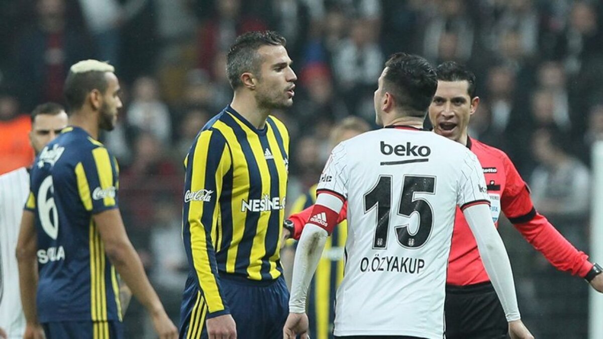 FOTO Van Persie are noi probleme în Turcia: suspendat pentru că a sărbătorit golul provocator!