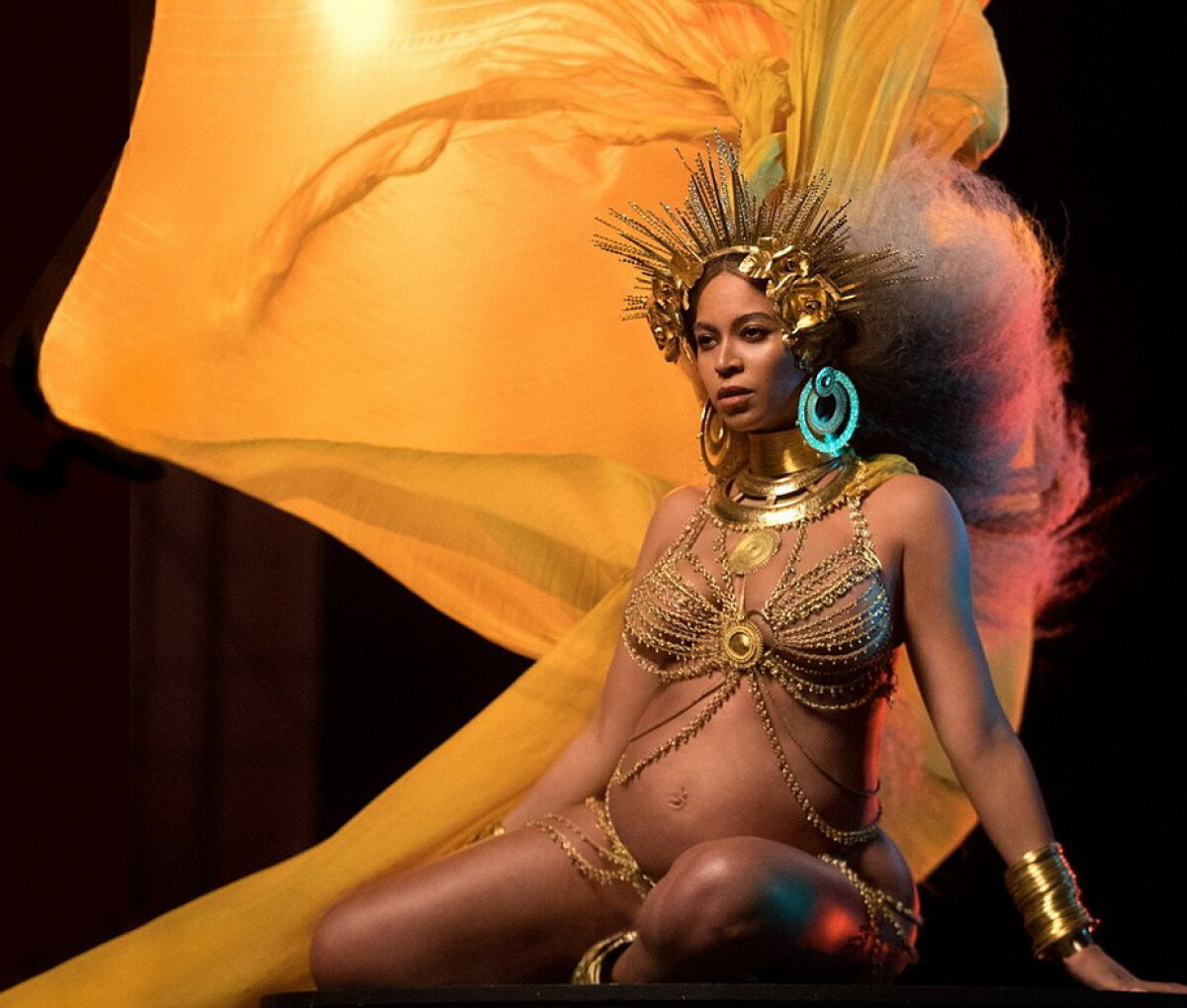 GALERIE FOTO » Imagini fabuloase cu Beyoncé însărcinată. Vedeta a renunţat aproape complet la haine