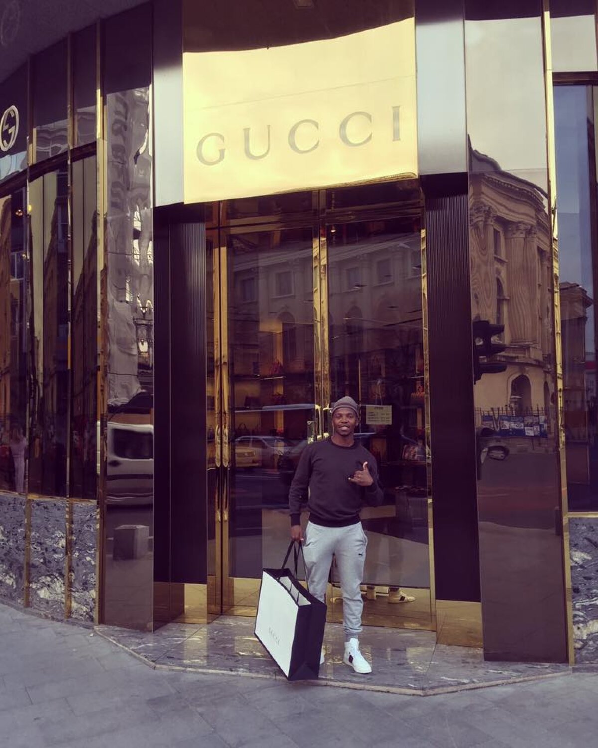 FOTO Gucci Man » Mahlangu îşi cumpără 99% dintre haine de la brandul italian, fapt ce i-a adus o poreclă amuzantă printre colegii săi de la Dinamo