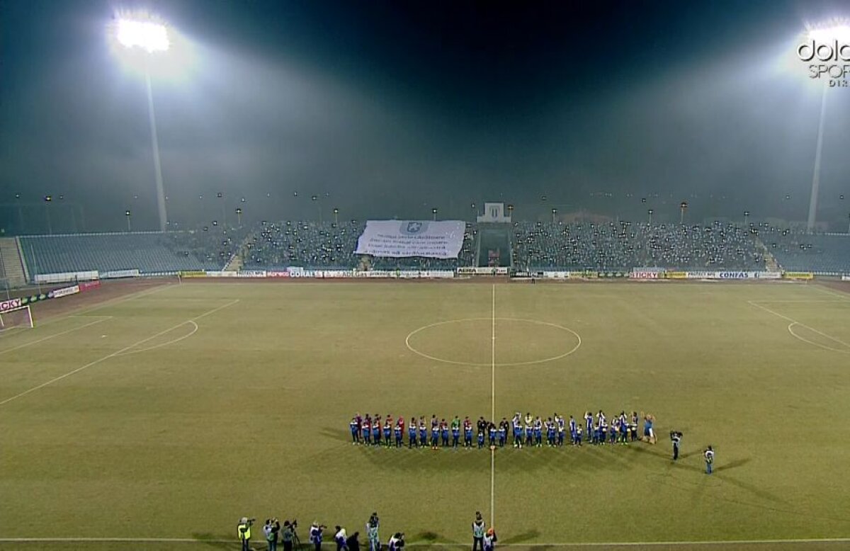 FOTO Mesaj uriaș desfășurat de suporterii olteni în tribune la Severin: "Numai stele căzătoare într-un fotbal care moare"
