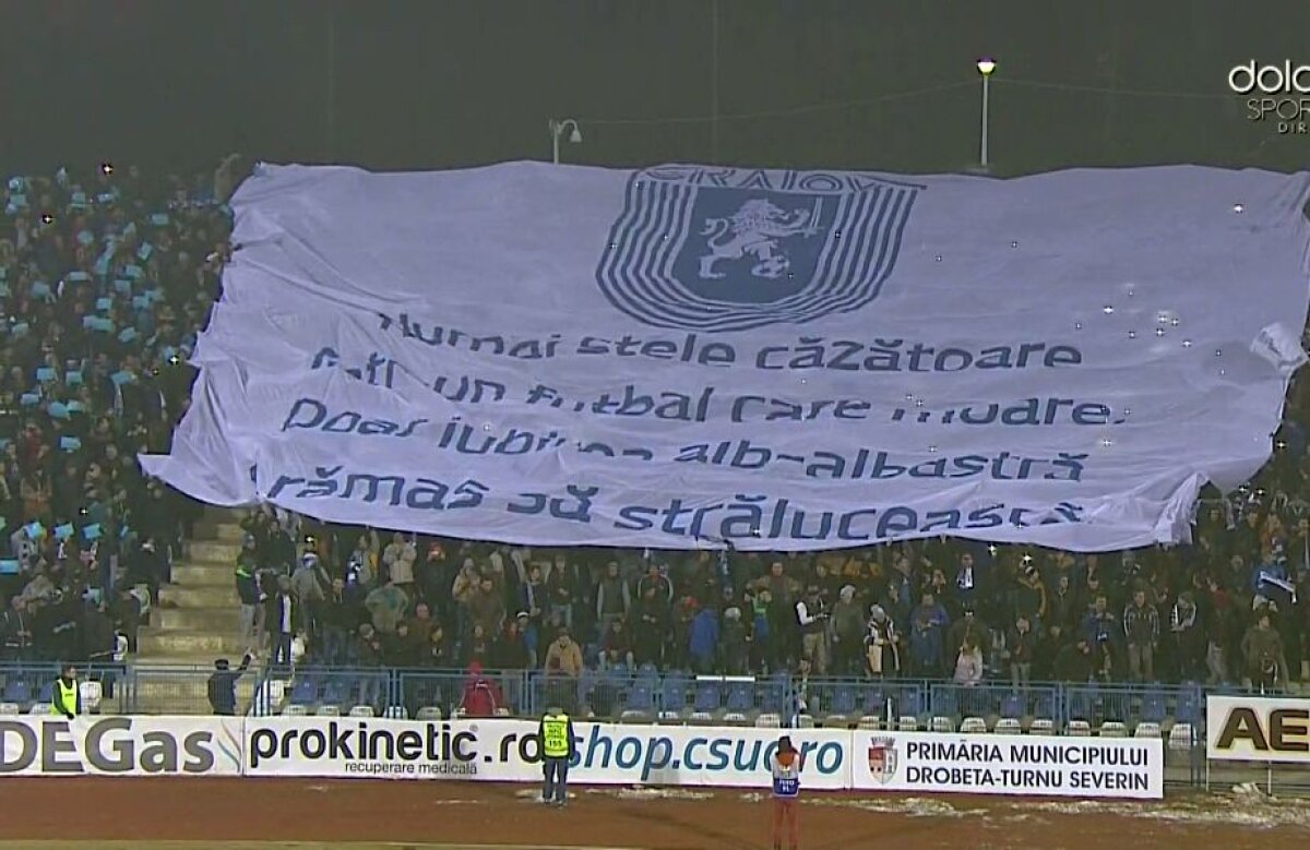 FOTO Mesaj uriaș desfășurat de suporterii olteni în tribune la Severin: "Numai stele căzătoare într-un fotbal care moare"