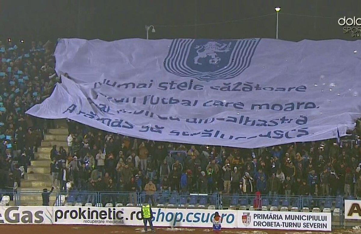 FOTO Mesaj uriaș desfășurat de suporterii olteni în tribune la Severin: "Numai stele căzătoare într-un fotbal care moare"