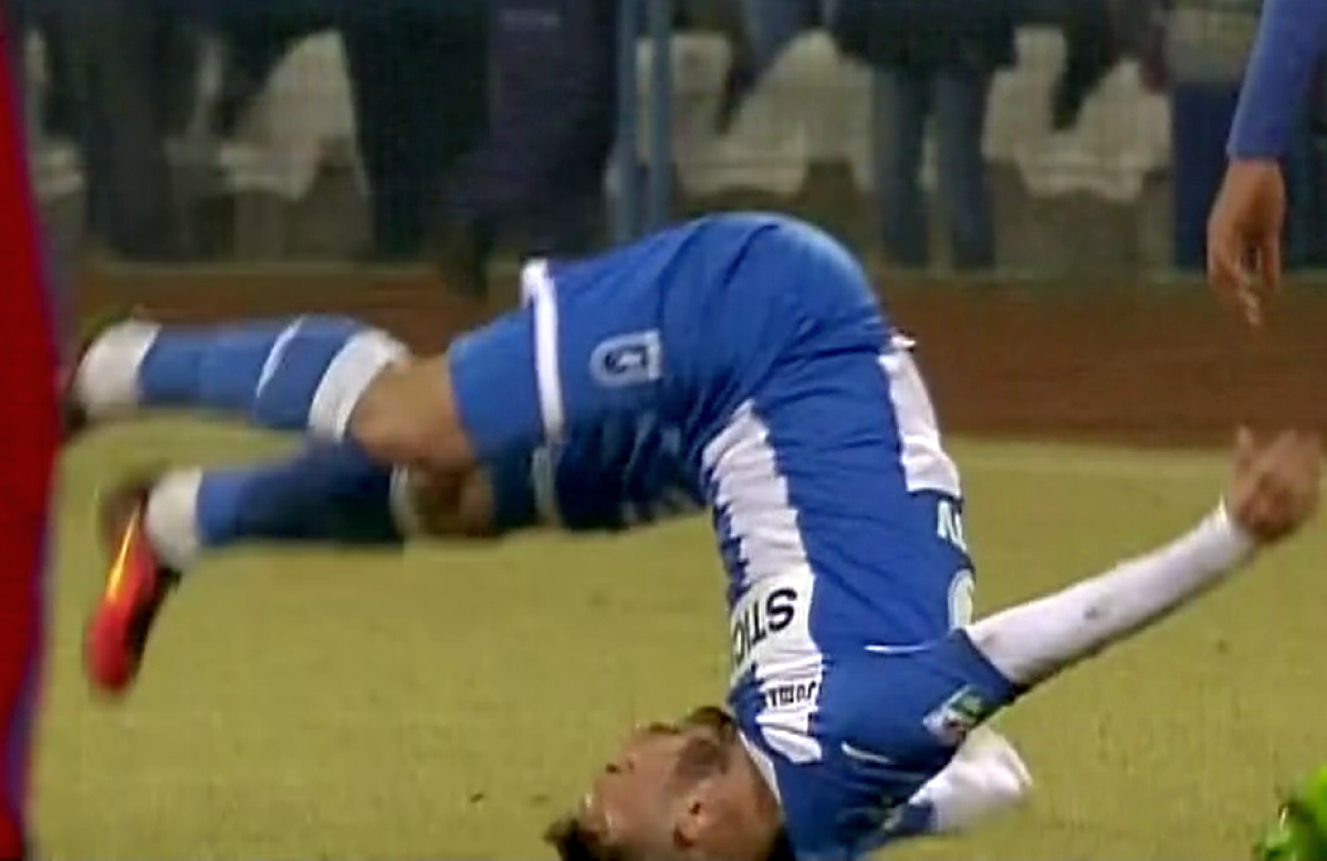 GALERIE FOTO Aproape de tragedie! » Imagini TERIFIANTE cu doi jucători la CS U Craiova - Steaua