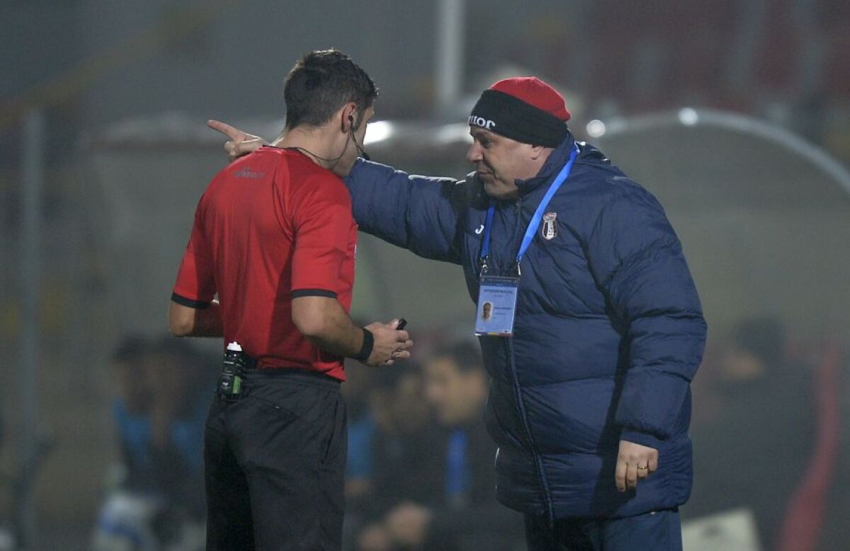 FOTO EXCLUSIV Spectacolul s-a mutat pe margine la Astra - Viitorul » Șumudică a fost în prim-plan