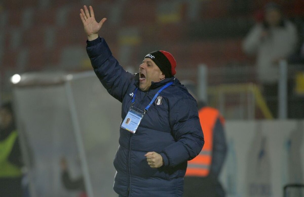 FOTO EXCLUSIV Spectacolul s-a mutat pe margine la Astra - Viitorul » Șumudică a fost în prim-plan