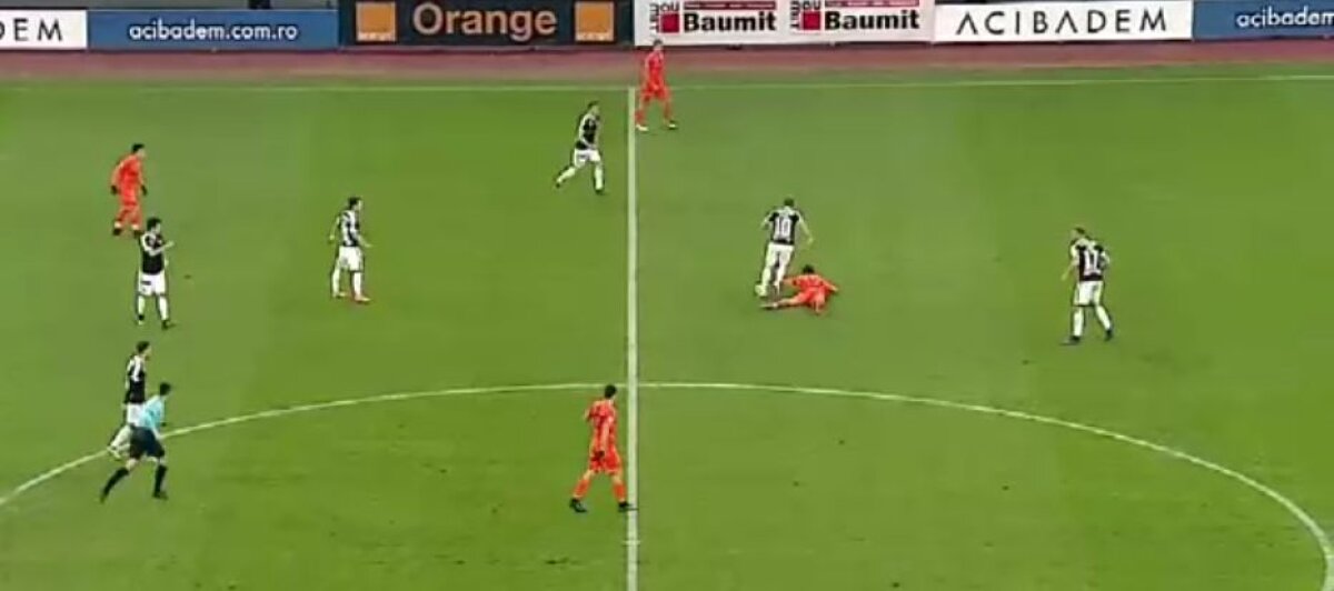 FOTO Două greșeli mari de arbitraj în Dinamo - FC Botoșani » "Câinii", iertați de un penalty