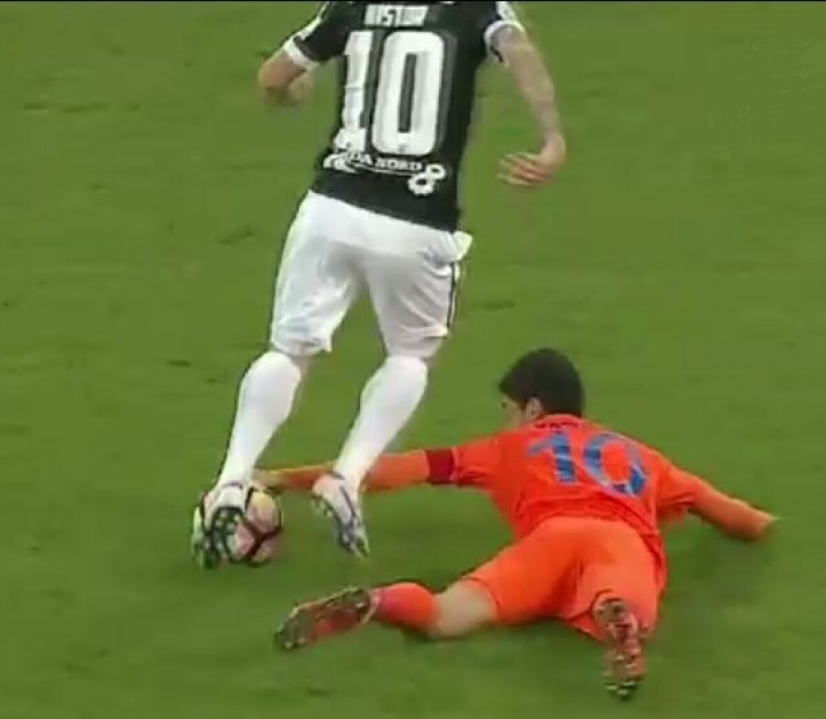 FOTO Două greșeli mari de arbitraj în Dinamo - FC Botoșani » "Câinii", iertați de un penalty