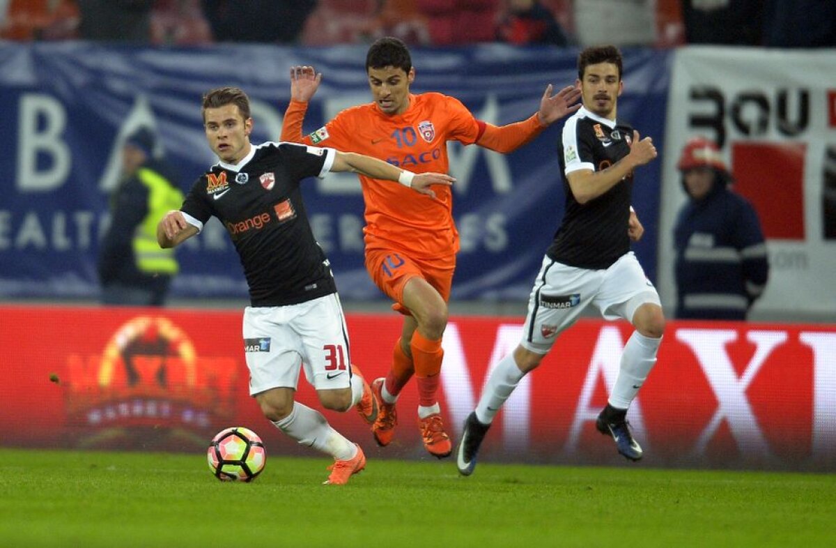 FOTO Două greșeli mari de arbitraj în Dinamo - FC Botoșani » "Câinii", iertați de un penalty