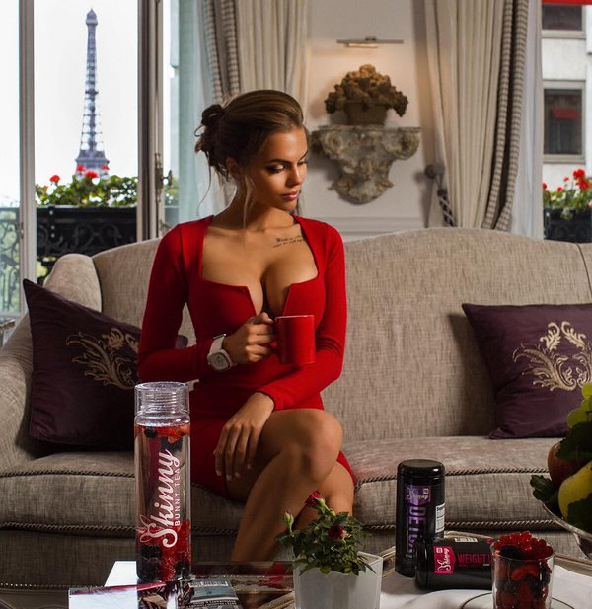 GALERIE FOTO + VIDEO "E nebună?" Senzuala Viktoria Odintsova a pozat HOT atârnând de marginea unei clădiri de 73 de etaje!
