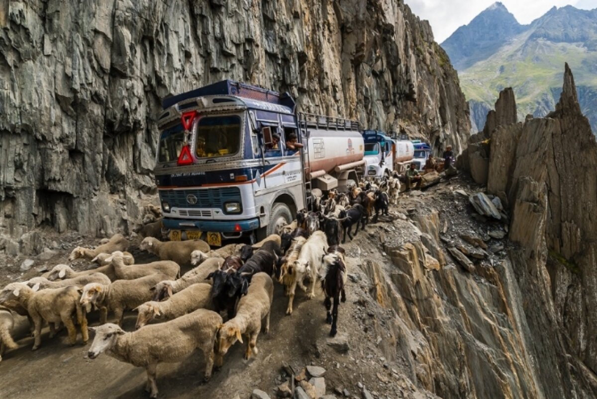 FOTO Orice greșeală poate fi fatală! Cele mai periculoase 12 drumuri din lume. Ai curaj să conduci pe ele?