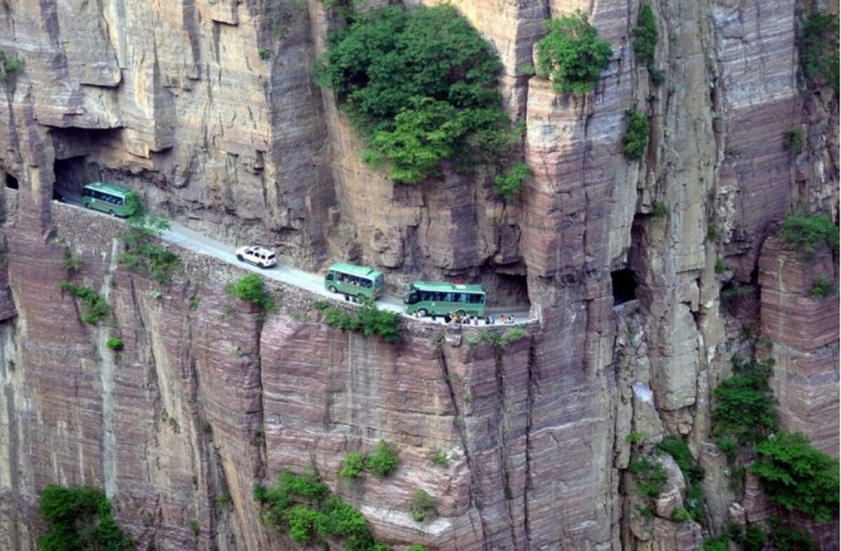 FOTO Orice greșeală poate fi fatală! Cele mai periculoase 12 drumuri din lume. Ai curaj să conduci pe ele?