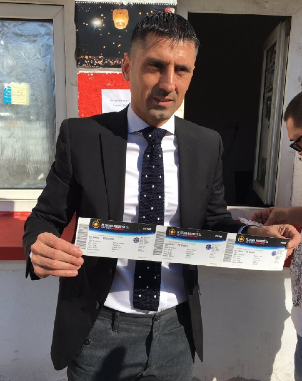 GALERIE FOTO Cum râde Dinamo de Steaua înaintea meciului direct » Mesajul afișat la casele de bilete