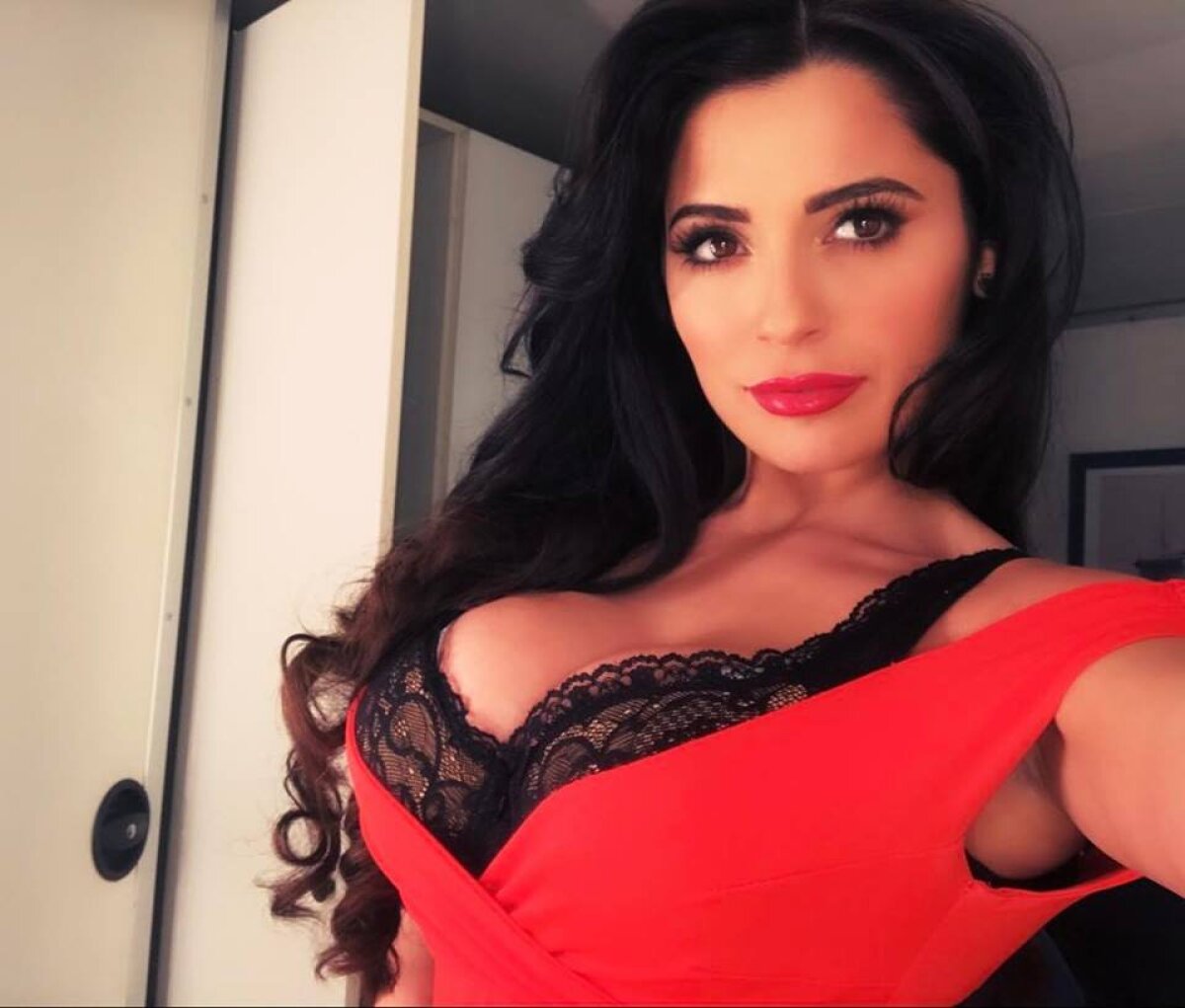 40 de imagini demențiale! Bianca face ravagii pe internet cu sânii ei! Vezi o SUPERGALERIE FOTO