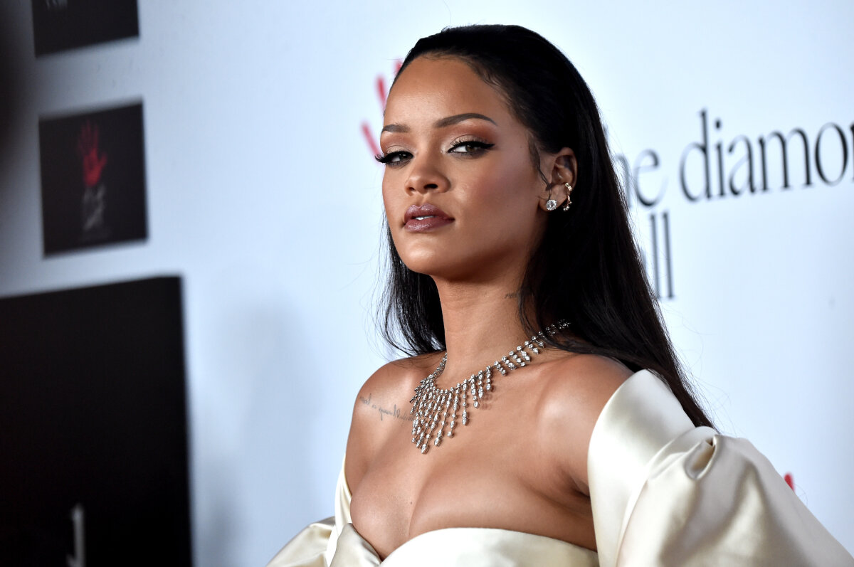 FOTO Are lipici la sportivi! Rihanna, poză romantică alături de un star al lui Juventus