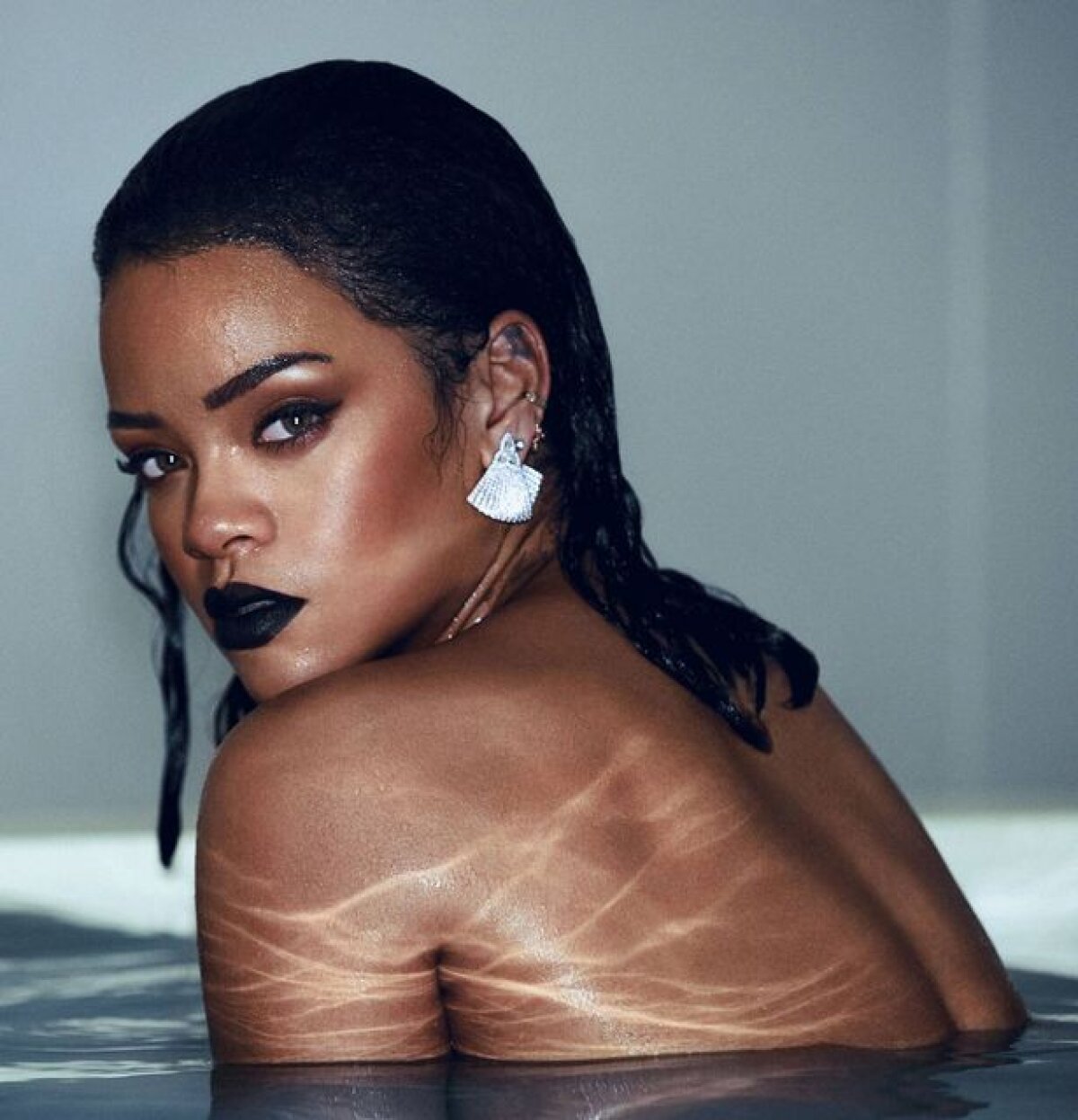 FOTO Are lipici la sportivi! Rihanna, poză romantică alături de un star al lui Juventus