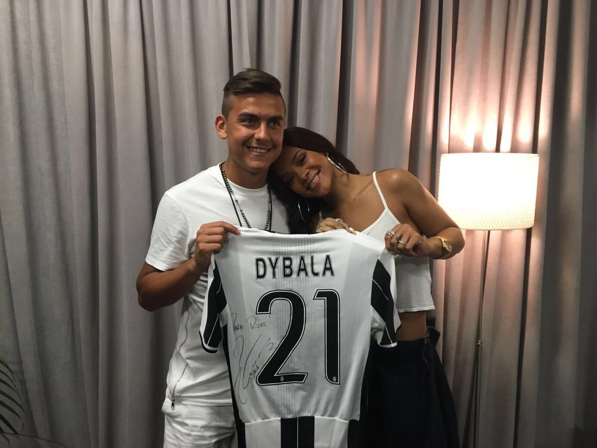 FOTO Are lipici la sportivi! Rihanna, poză romantică alături de un star al lui Juventus