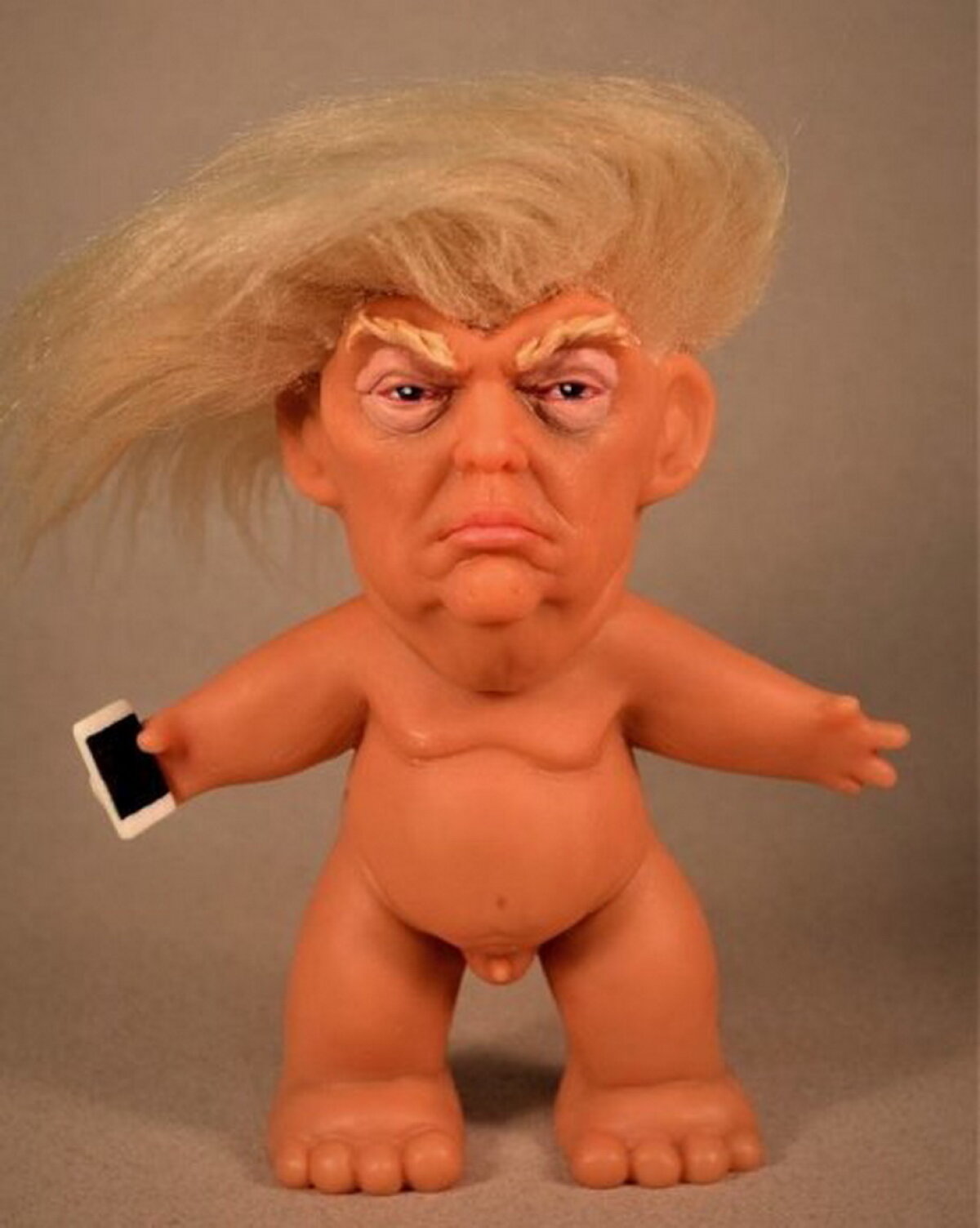 FOTO » Aceasta este cea mai amuzantă păpuşă care îl imită pe Trump. Vei râde cu lacrimi