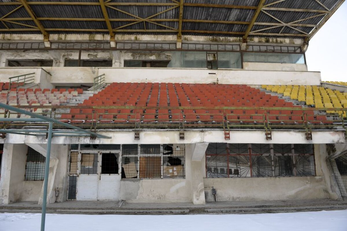 FOTOREPORTAJ + VIDEO » Deplorabil! Cum a ajuns stadionul din urbea lui Ceaușescu unde Dinamo pleca învinsă la finele anilor '80