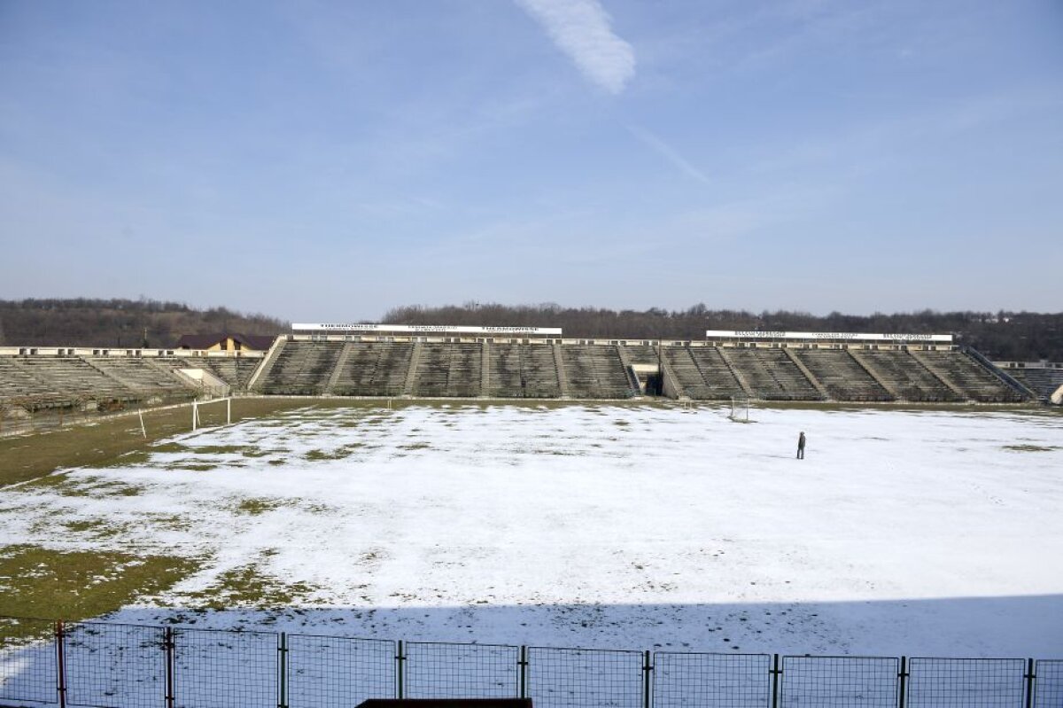 FOTOREPORTAJ + VIDEO » Deplorabil! Cum a ajuns stadionul din urbea lui Ceaușescu unde Dinamo pleca învinsă la finele anilor '80