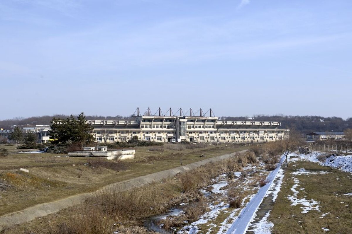 FOTOREPORTAJ + VIDEO » Deplorabil! Cum a ajuns stadionul din urbea lui Ceaușescu unde Dinamo pleca învinsă la finele anilor '80