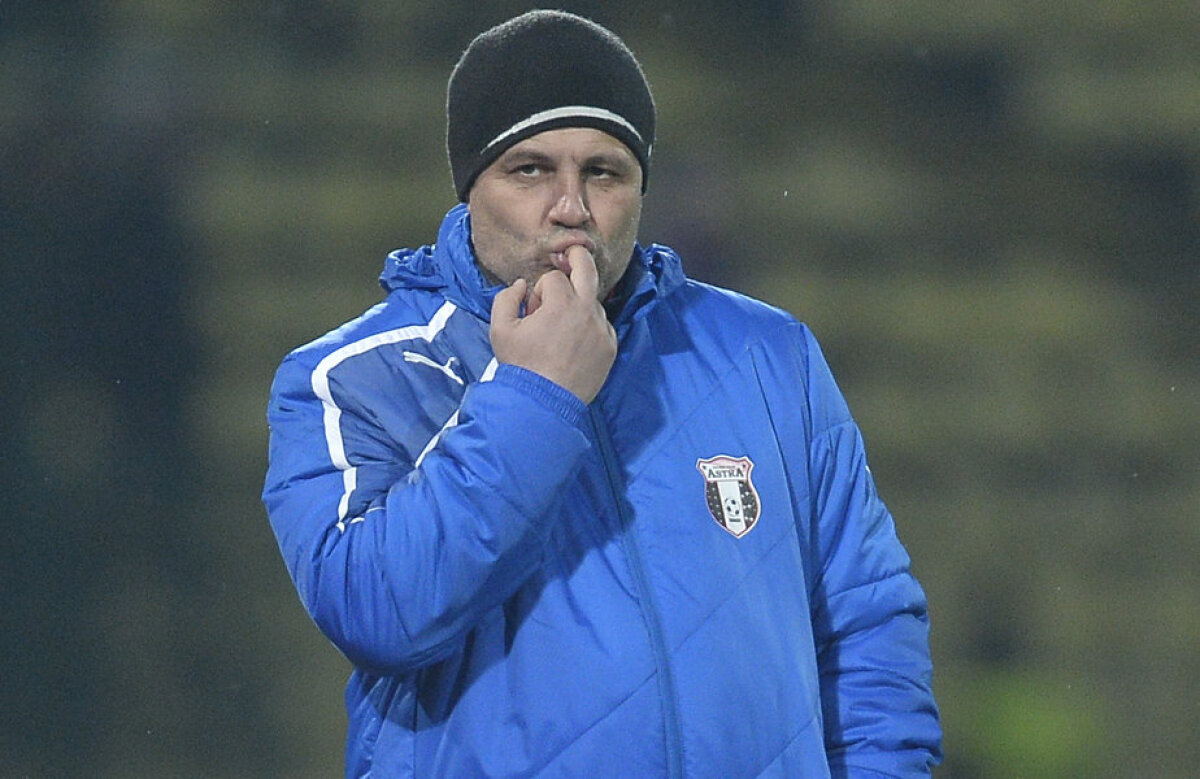 FOTO Șumudică a recidivat! Antrenorul Astrei le-a arătat semne obscene fanilor Chiajnei, după ce echipa sa a marcat