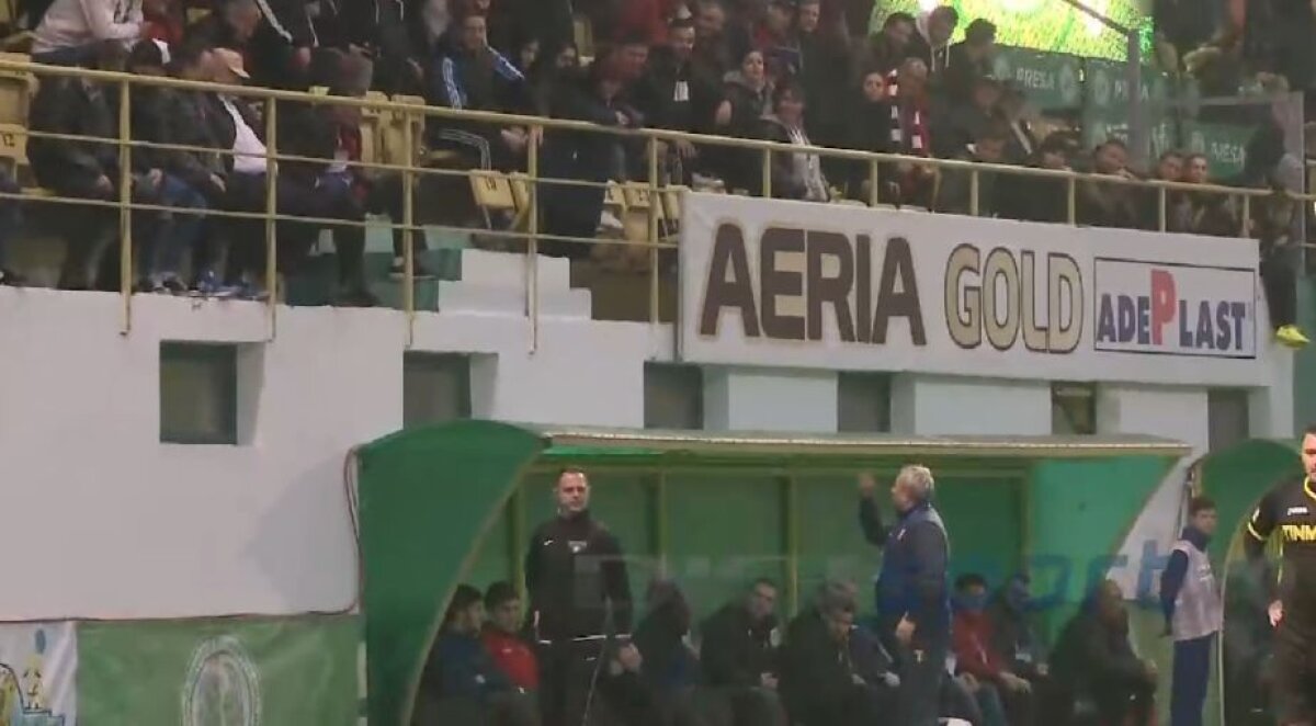 FOTO Șumudică a recidivat! Antrenorul Astrei le-a arătat semne obscene fanilor Chiajnei, după ce echipa sa a marcat