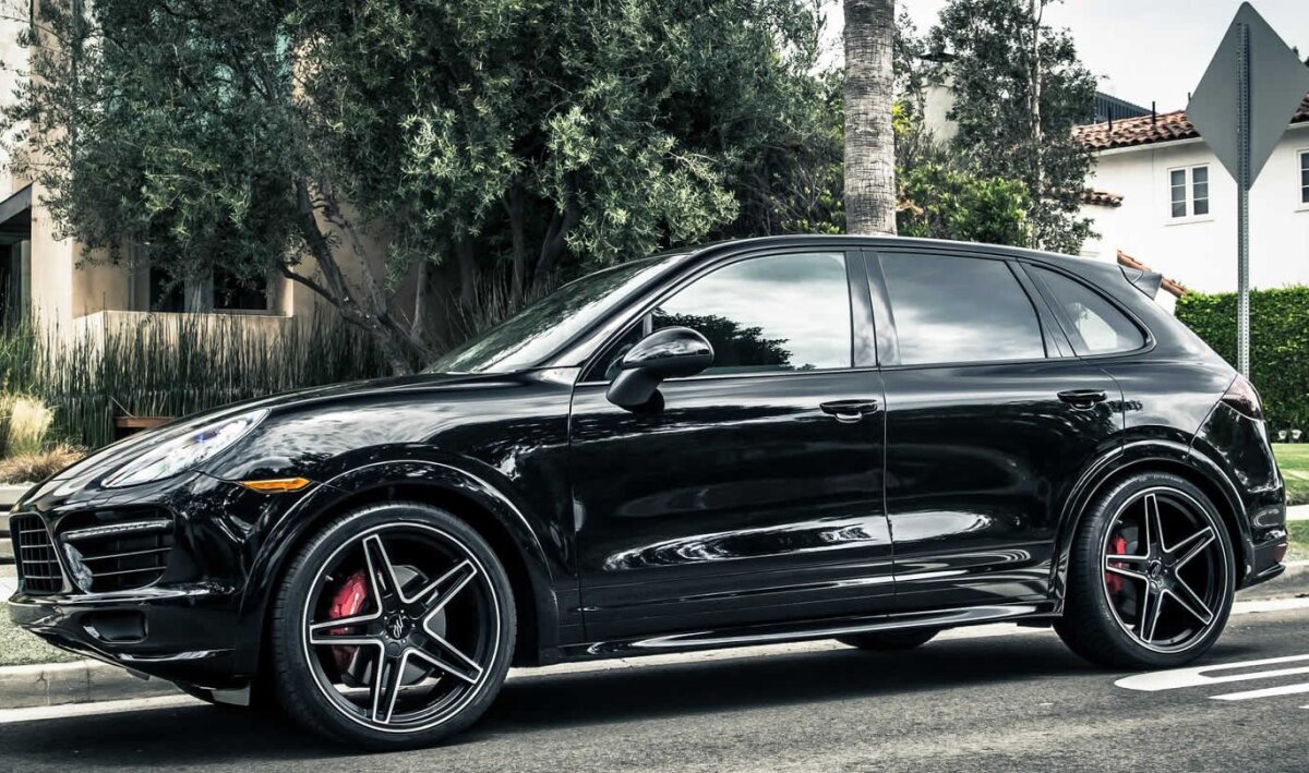 ”Briliantul” sfarmă-bolizi :) Adrian Mutu a provocat accidente cu două mașini: și-a băgat în service și autoturismul personal și cel de la club