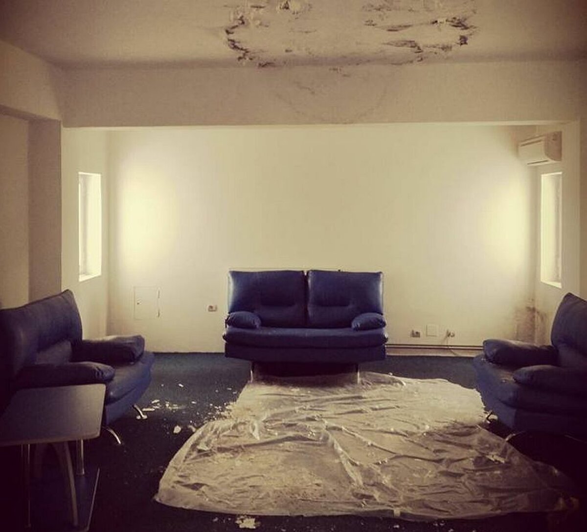 GALERIE FOTO + VIDEO Imagini horror de la stadionul pe care România învingea Olanda și remiza cu Franța » Apa e până la glezne, iar pereții stau să cadă! Detalii despre disputa dintre oficialitățile locale