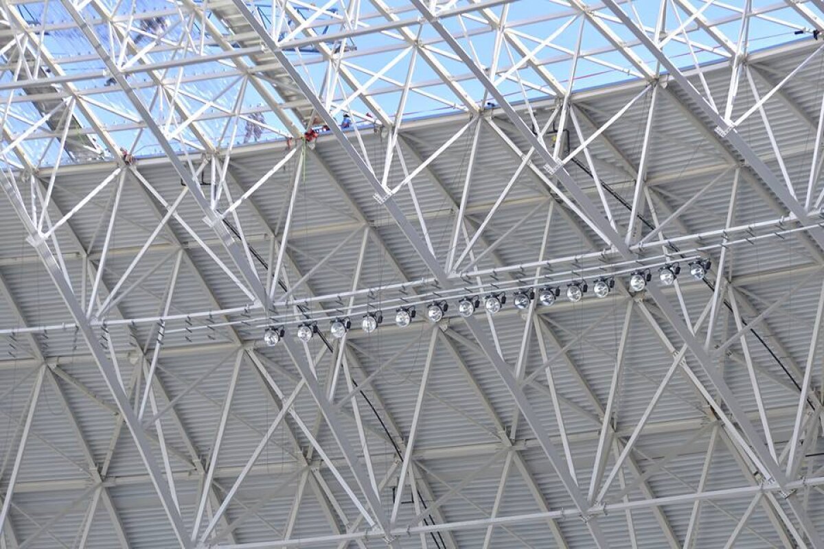 GALERIE FOTO Noi imagini cu "Allianz Arena" de România » A început montarea nocturnei și a tabelei de marcaj