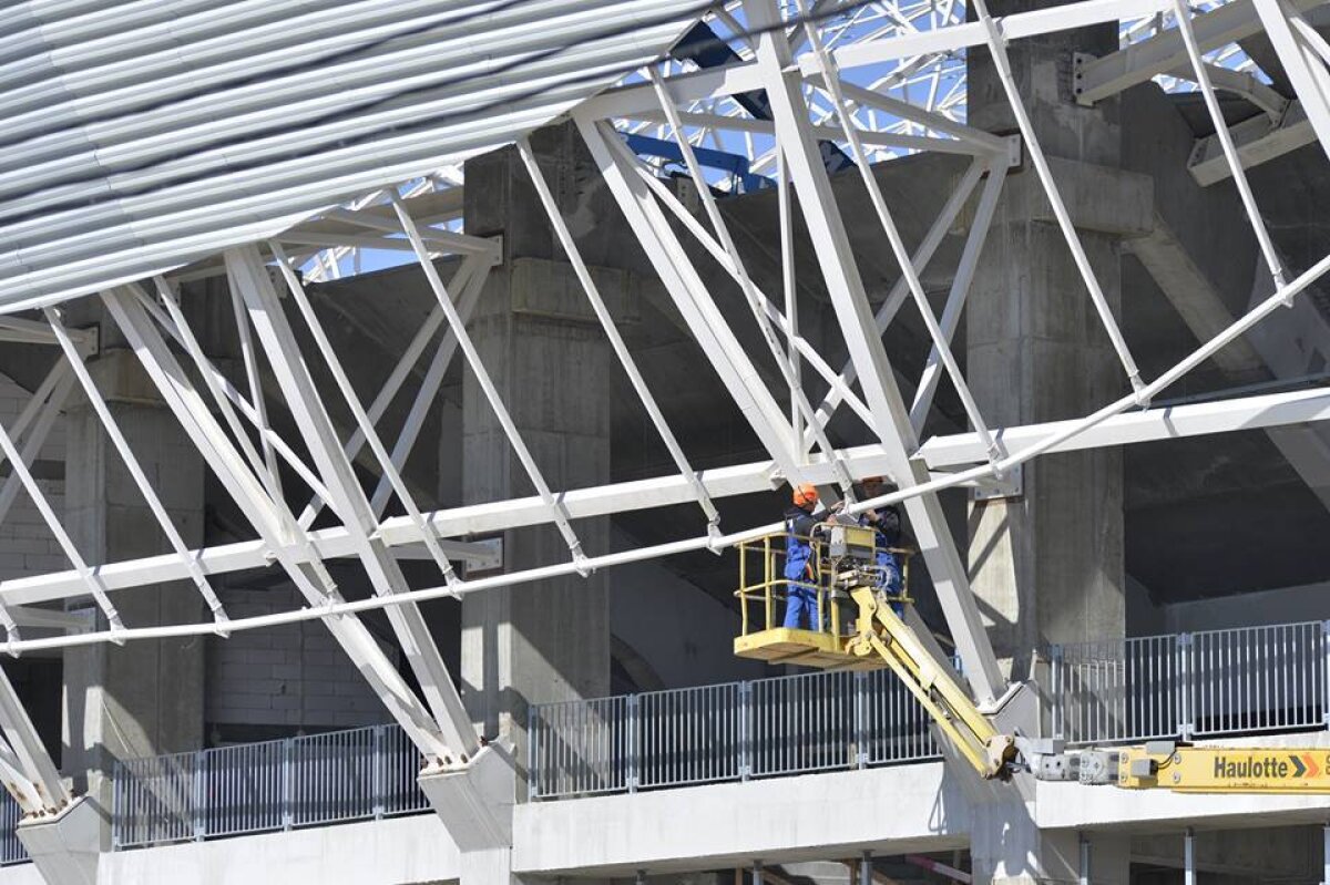 GALERIE FOTO Noi imagini cu "Allianz Arena" de România » A început montarea nocturnei și a tabelei de marcaj