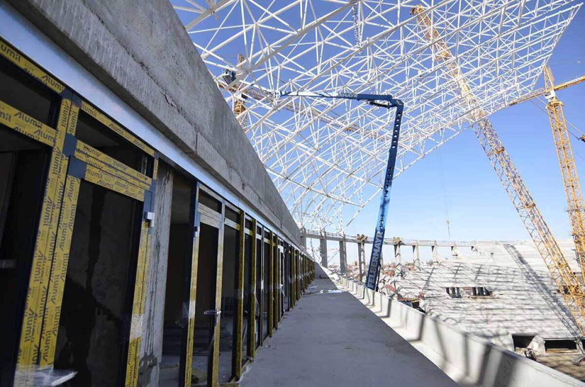 GALERIE FOTO Noi imagini cu "Allianz Arena" de România » A început montarea nocturnei și a tabelei de marcaj