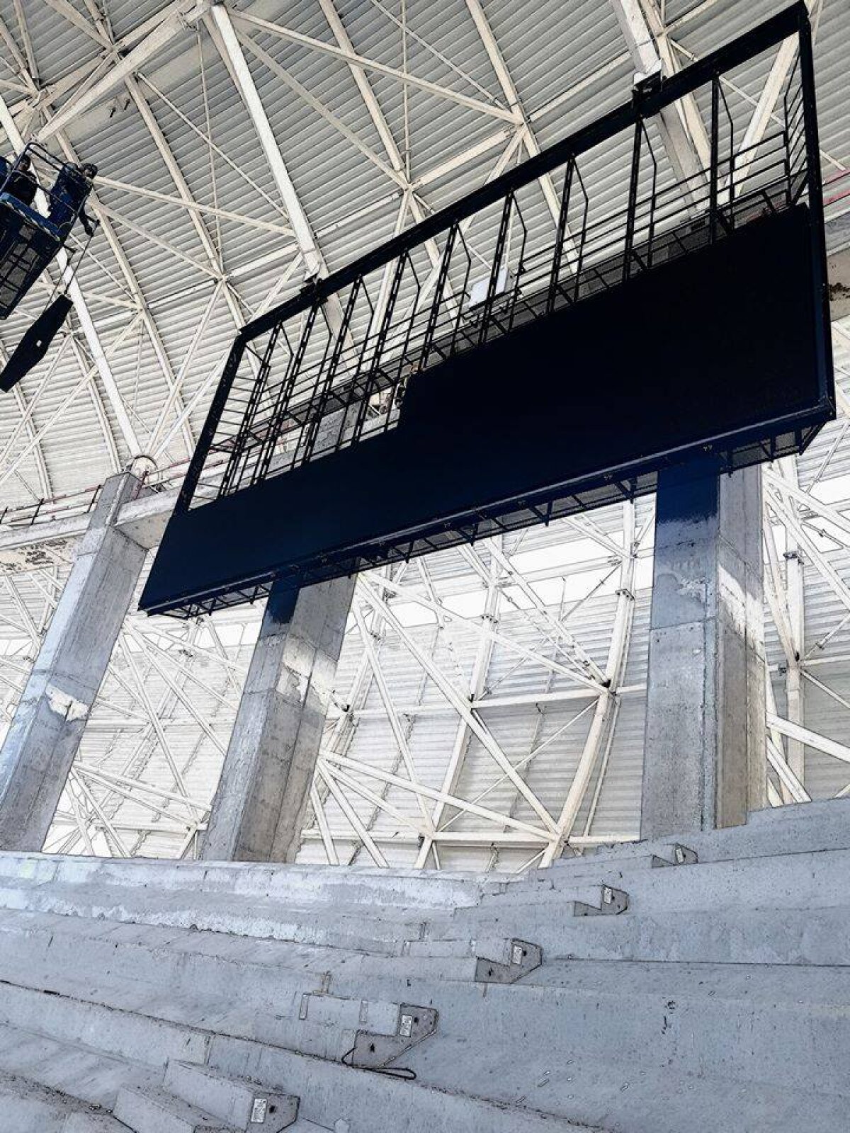 GALERIE FOTO Noi imagini cu "Allianz Arena" de România » A început montarea nocturnei și a tabelei de marcaj