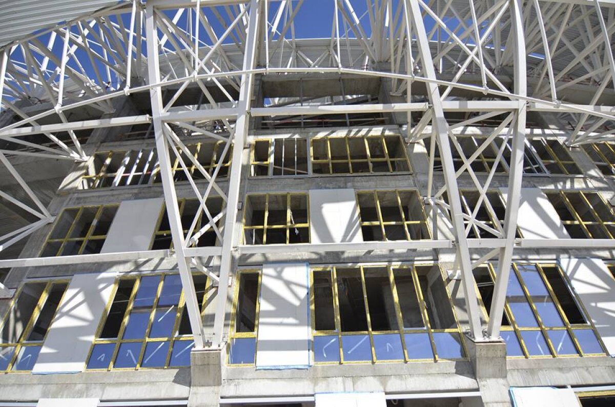 GALERIE FOTO Noi imagini cu "Allianz Arena" de România » A început montarea nocturnei și a tabelei de marcaj