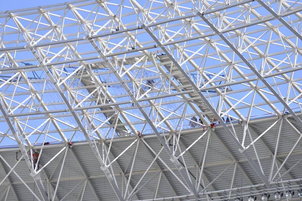 GALERIE FOTO Noi imagini cu "Allianz Arena" de România » A început montarea nocturnei și a tabelei de marcaj