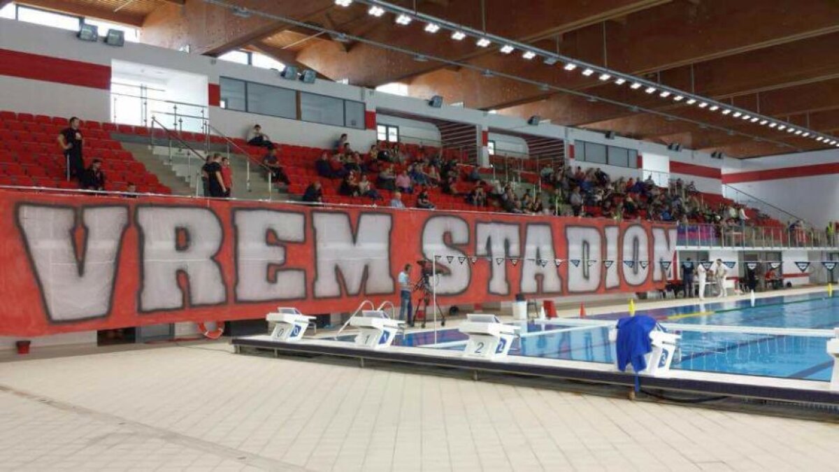 FOTO Suporterii lui Dinamo și-au pierdut răbdarea » Protest la meciul de polo cu Steaua