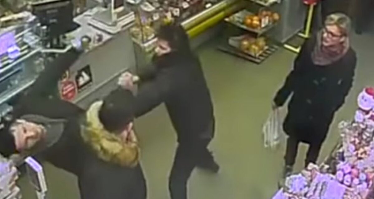 VIDEO + FOTO Un fost fotbalist a fost bătut crunt într-un magazin! Imaginile au fost surprinse de camerele de luat vederi 